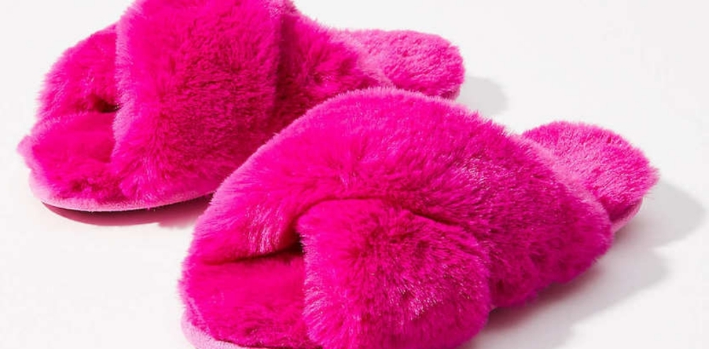 NEW! ANN TAYLOR LOFT Hot Pink Fur Bedroom Slippers Flip Flops - Picture 1 of 1